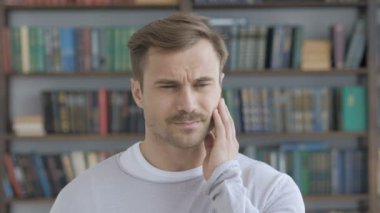 Diş ağrısı, diş enfeksiyonu olan yetişkin adam