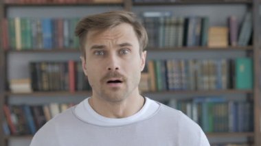 Merak hayran, sürpriz yetişkin bir adam portresi