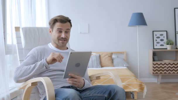 Chat Online de Vídeo em Tablet por Homem de Idade Média — Vídeo de Stock