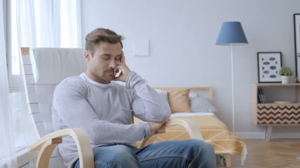 Sover trött mitten åldern Man sittande på Casual stol — Stockvideo