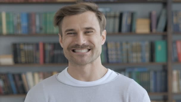 Retrato del hombre adulto sonriente mirando la cámara — Vídeos de Stock