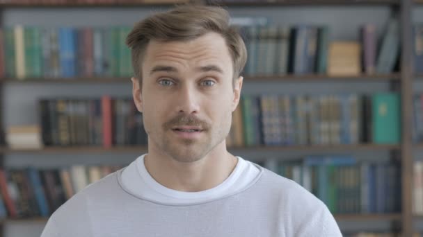 Inbjudande gest av skägg vuxen Man — Stockvideo