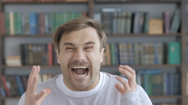 Gritando, Gritando Hombre Adulto en Ira — Vídeos de Stock