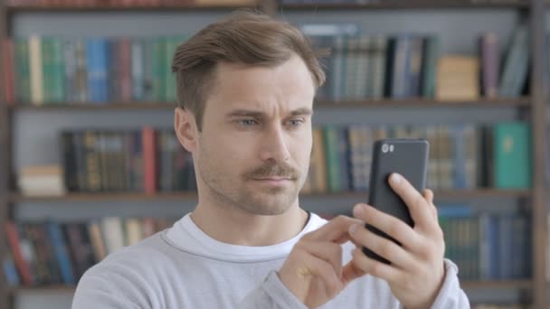 Portrait d'un homme adulte utilisant un smartphone — Video