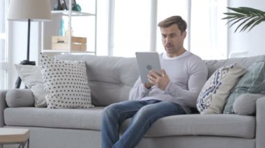 Tablet kullanarak süre gergin sinirli adam tepki
