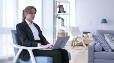 Başparmak aşağı kameraya bakarak, iş yerinde genç kadın tarafından