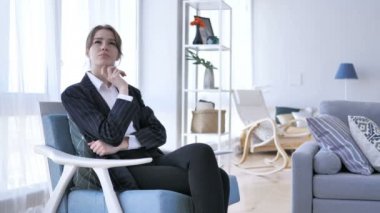 Dalgın kadın kanepede otururken düşünüyorum