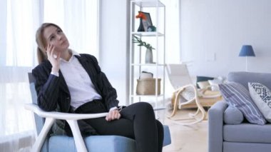 Gergin kadın sorun hakkında hayal kırıklığı içinde düşünme