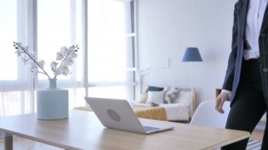 Kadın için Office iş için dizüstü bilgisayarda gelecek.