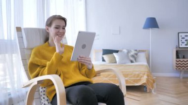 Online görüntülü sohbet tablet tarafından orta yaşlı kadın