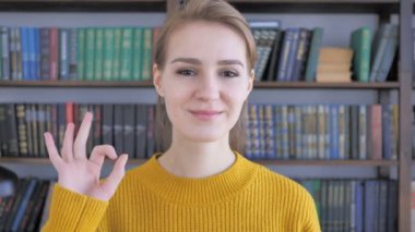 Memnun genç kadın Tamam işareti