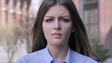 Kameraya bakarak üzgün genç kadın portresi