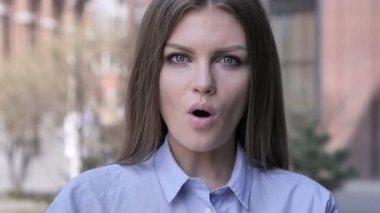 Kadını sürpriz hediye tarafından hayran merak