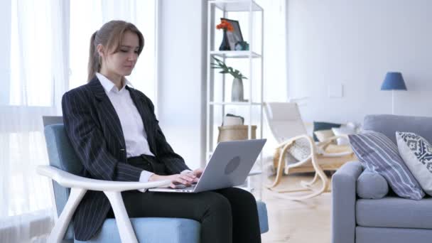 Mujer enferma creativa tosiendo en el trabajo en la oficina, tos — Vídeo de stock