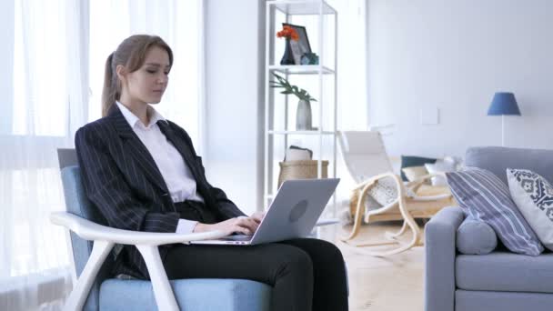 Mulher deixando o escritório depois de concluir o trabalho no laptop — Vídeo de Stock