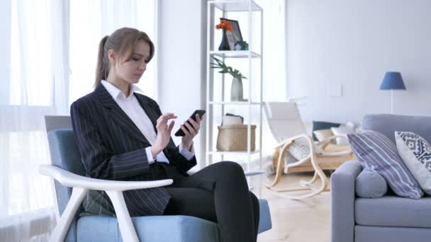 Kobieta za pomocą smartfonu, przeglądania stron internetowych w pracy — Wideo stockowe