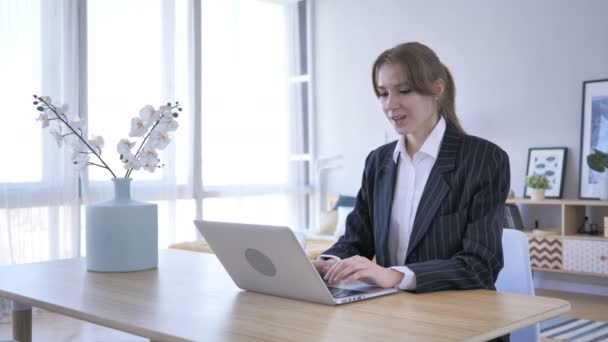 Opgewonden vrouw vieren van succes, die op Laptop werkt — Stockvideo