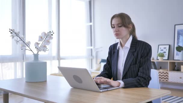 Perdita, donna frustrata che lavora sul computer portatile — Video Stock