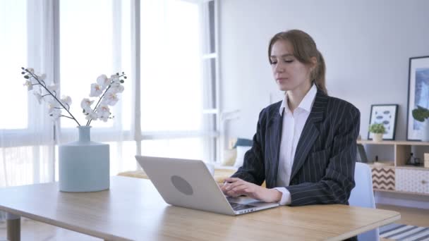 Нетерпеливая женщина думает и работает в офисе — стоковое видео