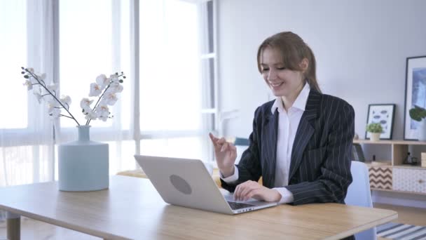 Mulher fazendo chat de vídeo on-line no laptop no trabalho — Vídeo de Stock