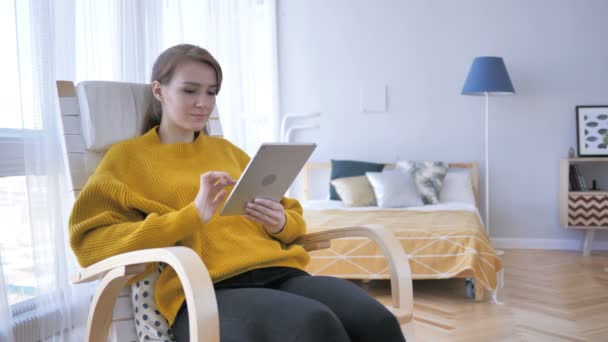 Ember ül, a hétköznapi szék böngészési Internet Tablet — Stock videók