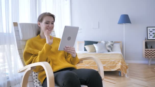 Chat de vídeo en línea en la tableta por la mujer de mediana edad — Vídeos de Stock