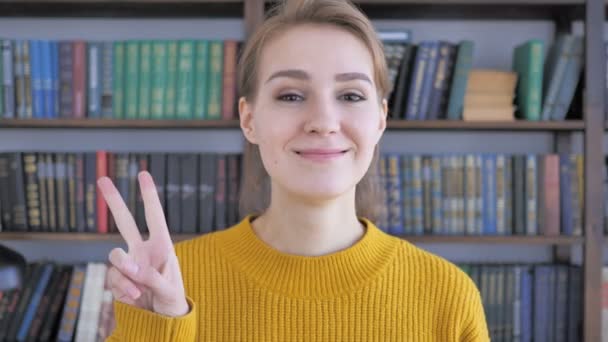 Знак перемоги, позитивні молода жінка — стокове відео