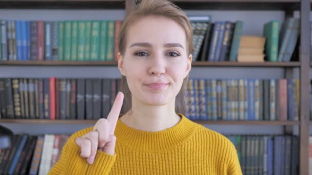 Ne, mladá žena odmítá nabídku máváním prstem — Stock video