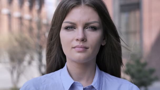 Porträt einer ernsthaften jungen Frau, die in die Kamera blickt — Stockvideo