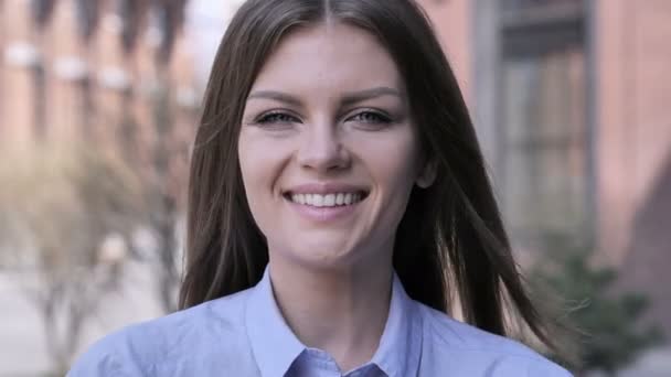 Porträt einer lächelnden jungen Frau, die in die Kamera blickt — Stockvideo