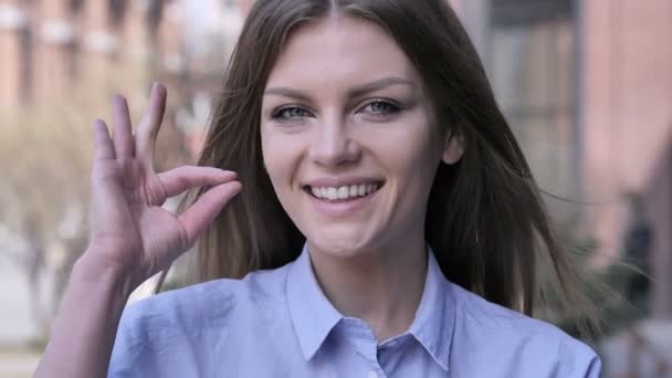 Dobrý znamení spokojených mladá žena — Stock video