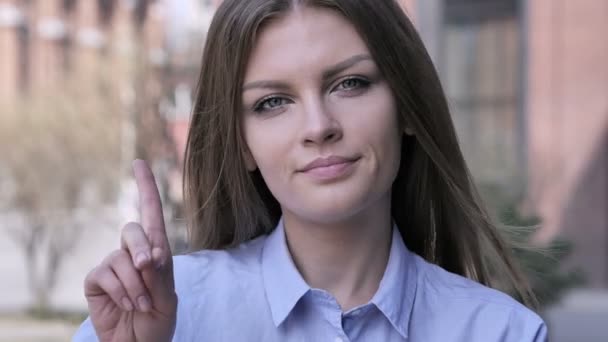 Нет, молодая женщина отвергает предложение размахивая пальцем — стоковое видео