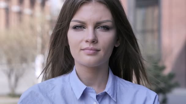 Да, позитивная молодая женщина принимает предложение покачивая головой — стоковое видео