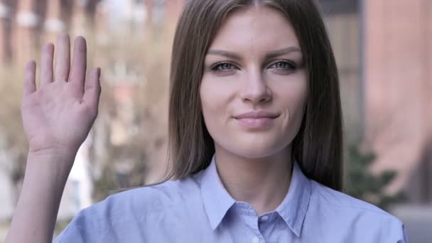 Hallo, jonge vrouw golvend Hand aan Welkom — Stockvideo