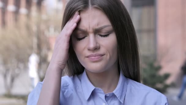 Головний біль, портрет напруженої жінки в офісі — стокове відео