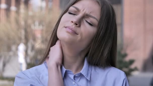 Müde Frau versucht, Körper durch Stretching zu entspannen, im Freien — Stockvideo