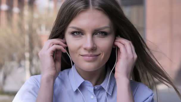 Retrato de la mujer que habla, Video Chat en línea, De pie al aire libre — Vídeos de Stock