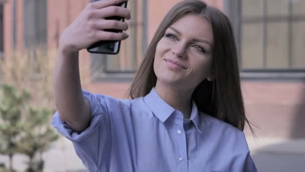 Mulher fora do escritório levando Selfie em Smartphone — Vídeo de Stock