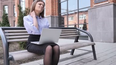 Dış Office dizüstü bilgisayarda çalışan oturan genç kadın yorgun