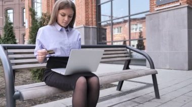 Dış Office oturan bir bayan tarafından Tablet üzerinde alışveriş online