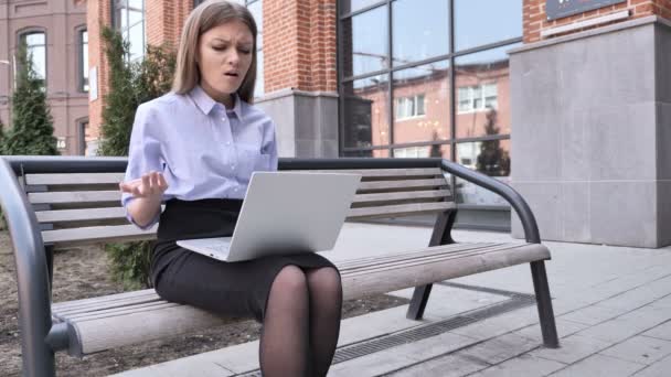 Loss, Frustrated Woman Working on Laptop — Stock Video