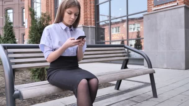 Chockad, undrar kvinna medan du använder Smartphone — Stockvideo