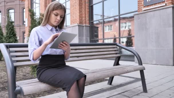 Frau sitzt im Freien und surft auf Tablet im Internet — Stockvideo