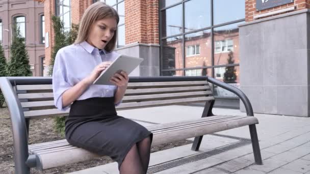 Donna eccitata festeggiando il successo, durante l'utilizzo di computer Tablet — Video Stock