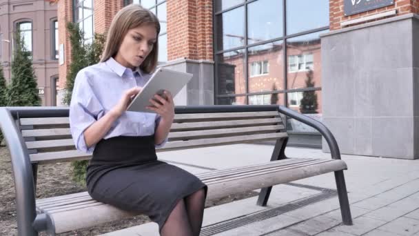 Mulher em choque ao usar tablet fora do prédio do escritório — Vídeo de Stock