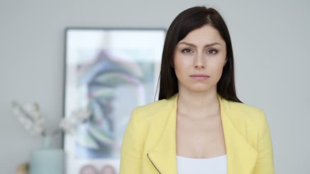 Portarit de femme en colère montrant doigt du milieu dans le bureau — Video