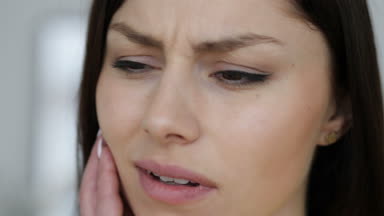 Diş ağrısı jest genç kadın, yüz tarafından yakın çekim