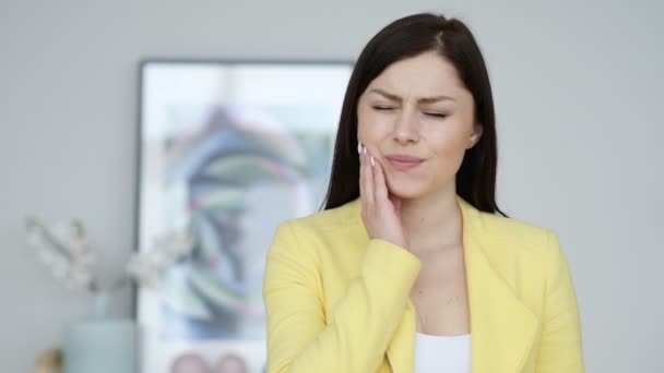 Zahnschmerzen, junge Frau mit Zahninfektion — Stockvideo
