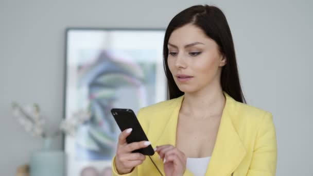 Mujer usando Smartphone para navegar por Internet — Vídeo de stock