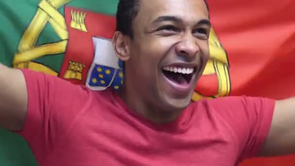 Ventilatore portoghese che celebra mentre tiene la bandiera di Portugal in Slow Motion — Video Stock